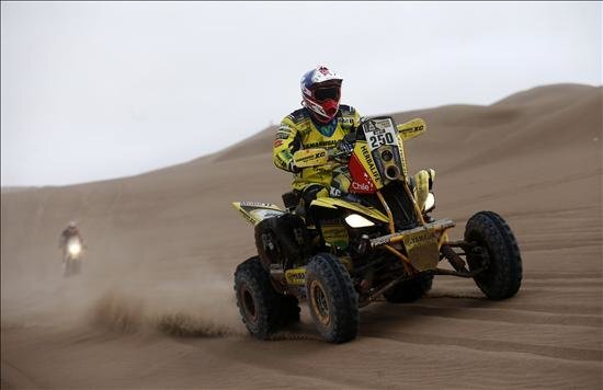 El piloto chileno Ignacio Casale del equipo Tamarugal en acción durante la novena etapa del Rally Dakar, este martes 13 de enero de 2015, entre las localidades de Iquique y Calama (Chile). EFE