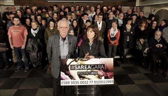 Los portavoces de la red ciudadana para la defensa de los presos de ETA, Sare, Joseba Azkarraga (i) y Arantza Aldezabal (d), durante la rueda de prensa ofrecida esta tarde en Bilbao, donde entre otras cosas han pedido a la Audiencia Nacional la devolución del dinero que el lunes se incautó la Guardia Civil en la sede del sindicato LAB, recogido en la manifestación del pasado sábado contra la dispersión de los reclusos de ETA. EFE